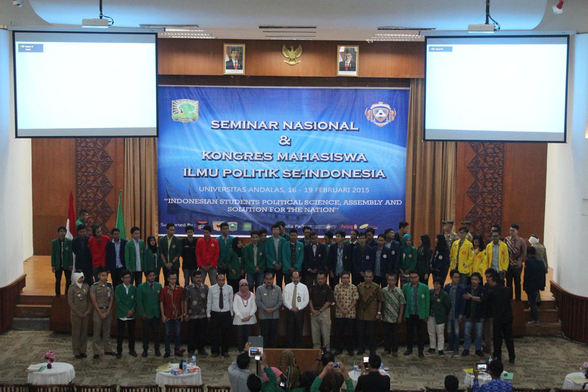 HMJIPUNAND's tweet photo. Delegasi Kongres Ilmu Politik se-Indonesia foto bersama Rektor Universitas Andalas ~
@JIPUnand @InfoUnand @IpolUnand http://t.co/BxiSDxKMUt