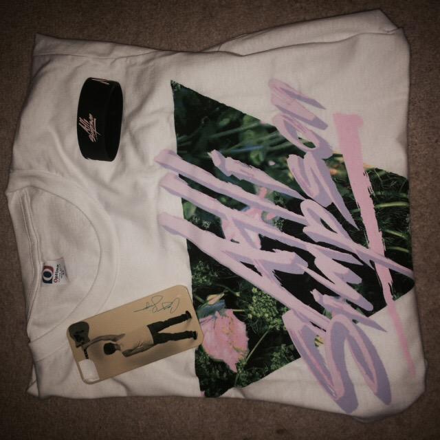 CodysApparel's tweet image. My @allisimpson top and wristband and @CodySimpson phone merch came today😍✨🌸