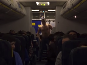 airlivenet's tweet photo. VIDEO Incredible Hulk was onboard Ryanair #FR1977 from Riga to Dublin http://t.co/qcnlTBNfSn http://t.co/1mlZXHYLYh