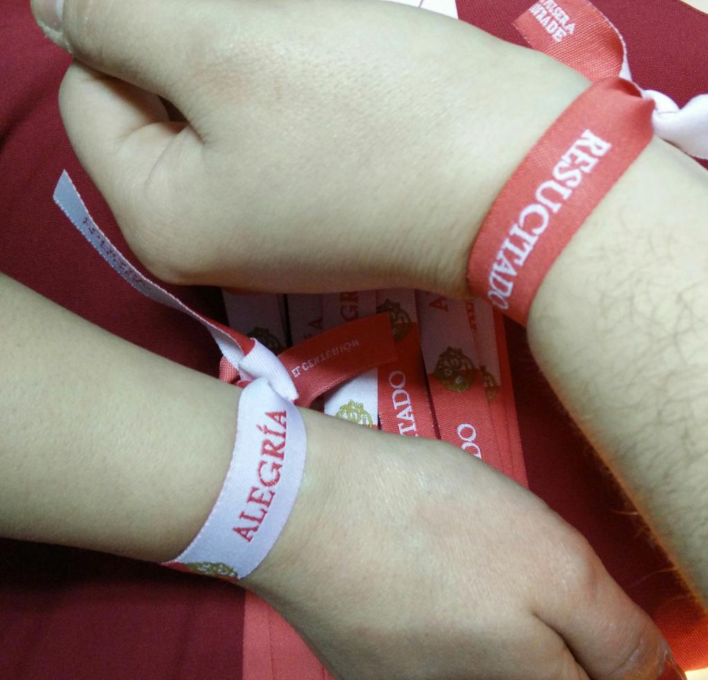 resucitado_Mtb's tweet photo. Ya tenemos pulseras de nuestra Cofradía!! A tan sólo 2 €!! Colabora!! http://t.co/8zye9Y8vHe