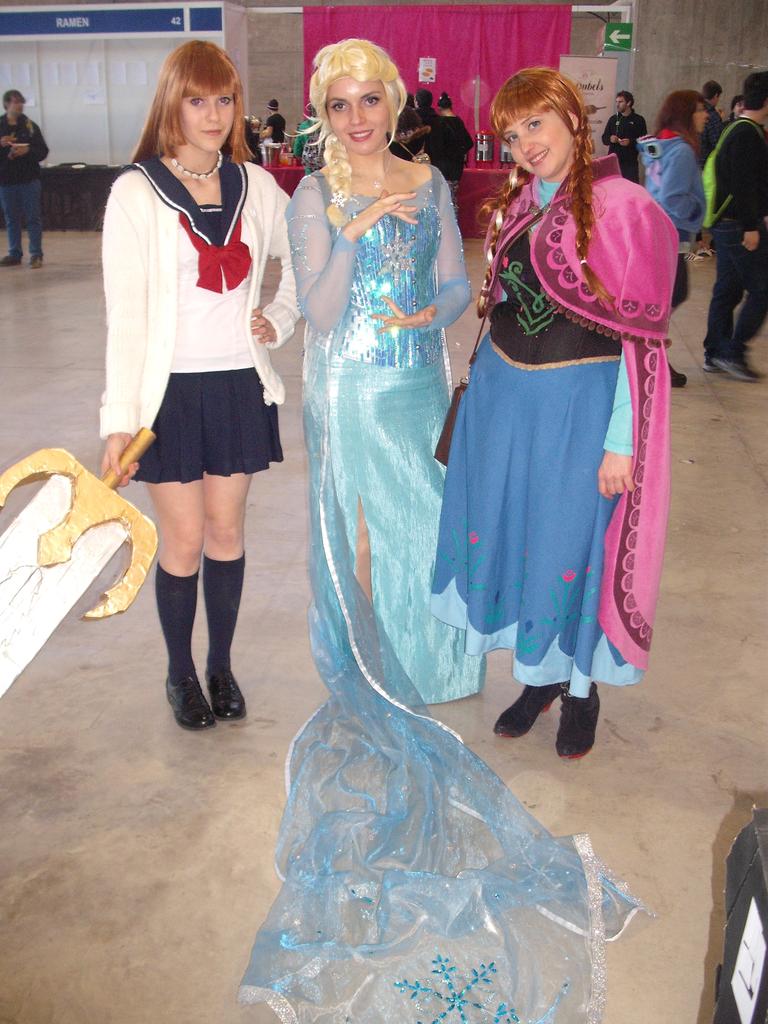 Merucchi_cos's tweet photo. Elsas y Annas guapas #ChibiJapanWeekend http://t.co/1FuvuE0ZPC