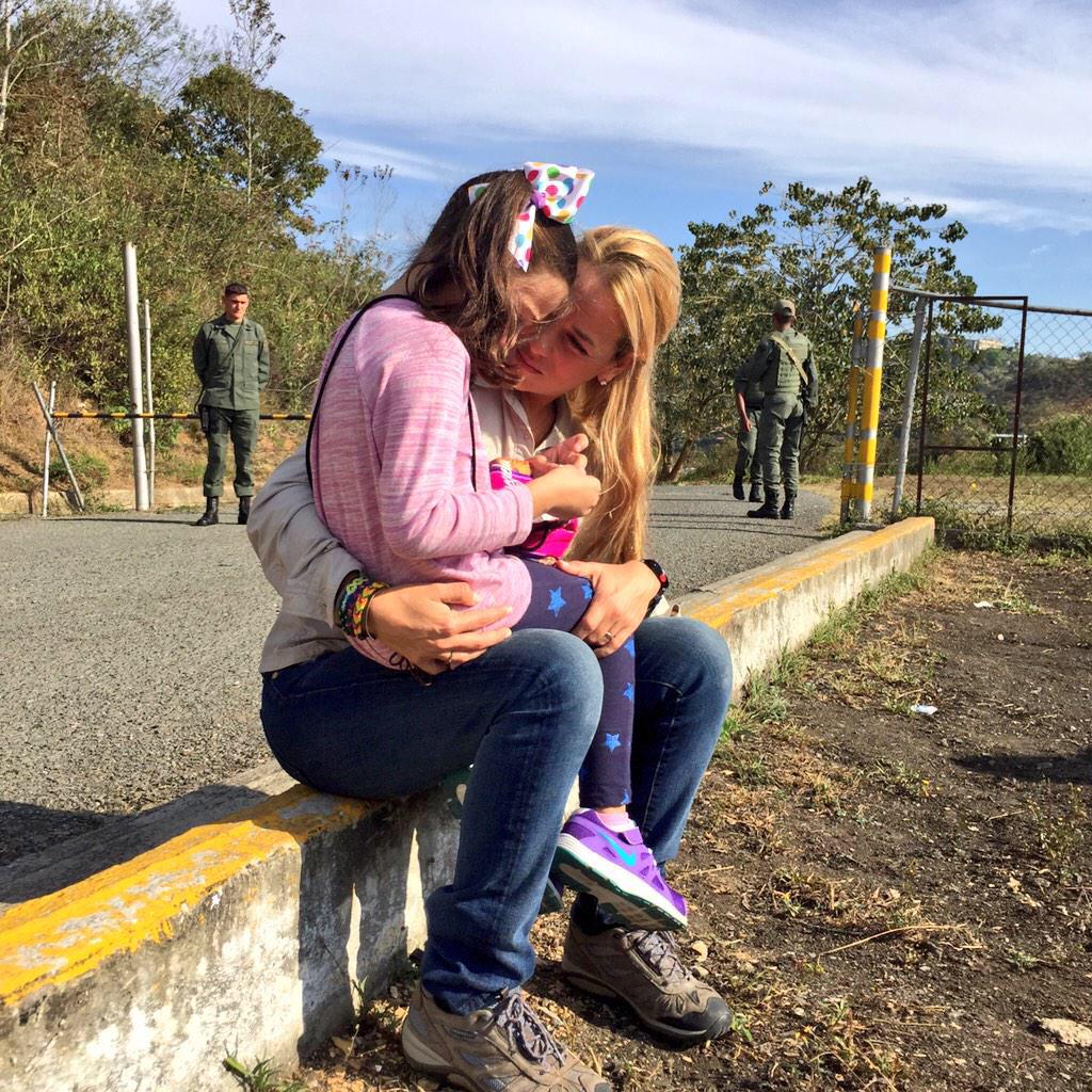 CarlosValero08's tweet photo. Qué demostración de poder es aquella donde se impide a un "preso político" recibir a su familia? #InfamiaRoja http://t.co/08WJxLs6Dx