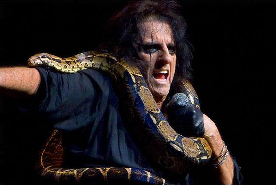 SnakeHandle tweet picture
