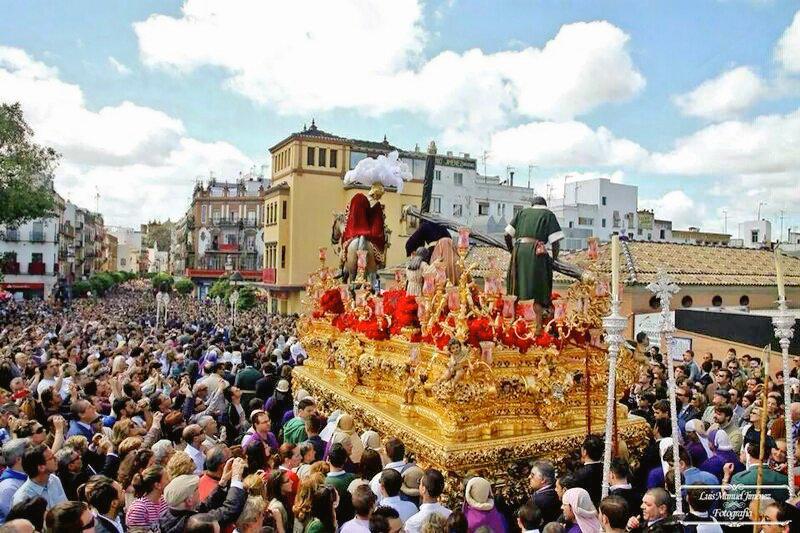 Soy_Cofrade's tweet photo. "...ABRAZADO A TRIANA..." http://t.co/vzSTZrH02I