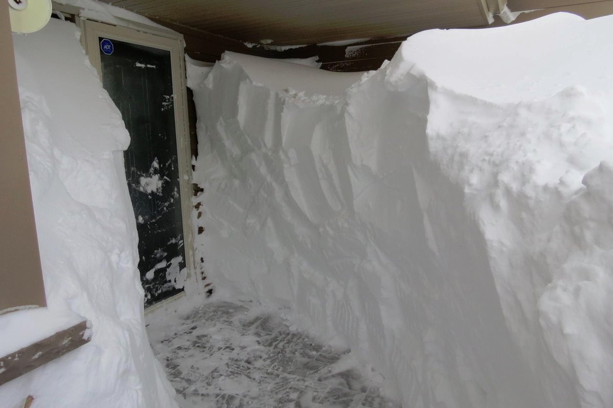 Снежки с дырочками. Высокие сугробы. Дверь завалило снегом. Дом занесло снегом. Огромные сугробы.