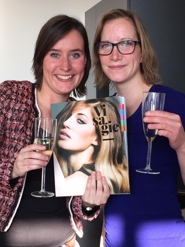 EllenFokker's tweet photo. Oplevering van het prachtige visagieboek, dat moet gevierd worden! @mrijksen @Bespeakers @Visavisten http://t.co/g9RECnKr6Q