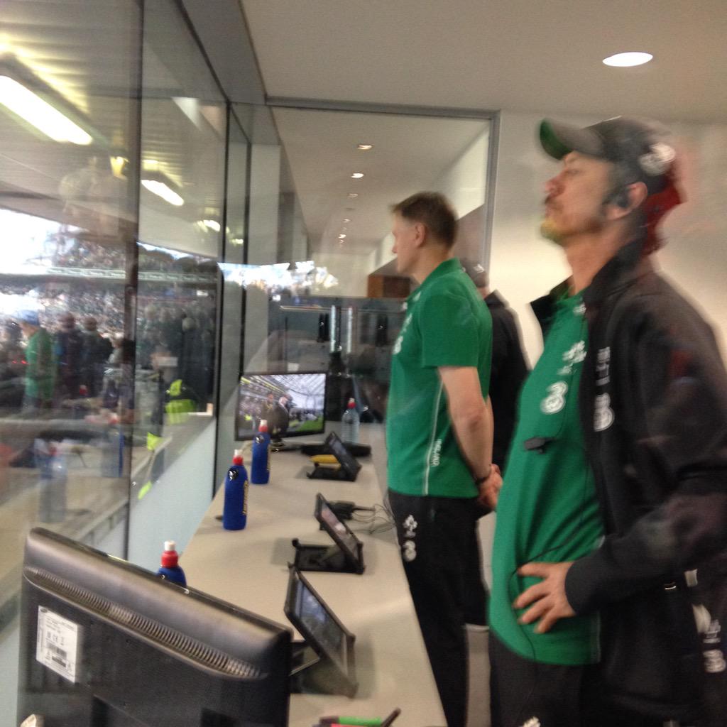 oliverfegan's tweet photo. Nice to see the Aussie and kiwi coach respect the national anthem http://t.co/4puC17tjEH