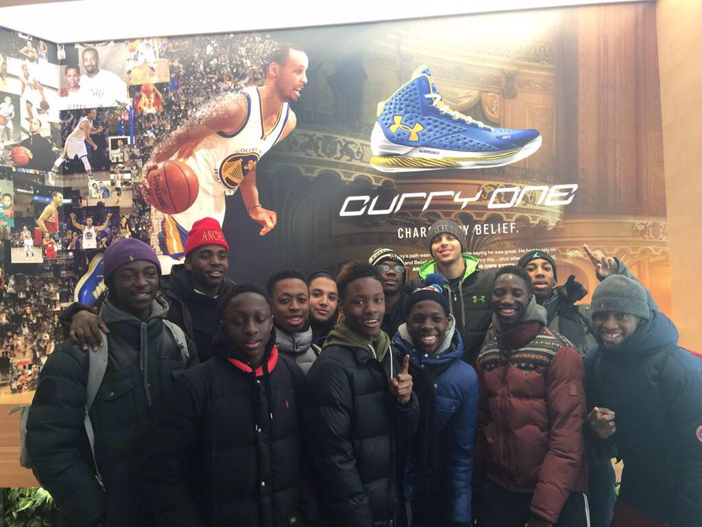LegionHoops's tweet photo. Steph Curry went to the UA store in NYC yesterday, saw kids checking out his new kicks, bought them all a pair. Class http://t.co/4KCfWCogbK
