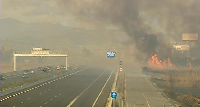 A3Noticias's tweet photo. Un incendio obliga a cortar el tráfico en una autovía a las afueras de Valencia
http://t.co/beKs7tTFhL http://t.co/fLIshjZmaB