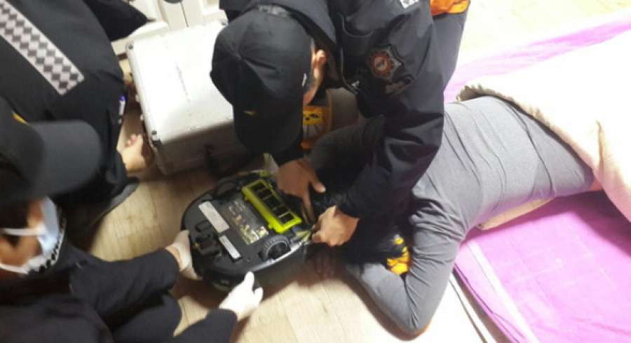 antena3com's tweet photo. Un robot aspiradora absorbe el pelo de una surcoreana mientras dormía #EstoNoEsNoticia
http://t.co/EWnaUJkgm0 http://t.co/PNAY5LJJpk