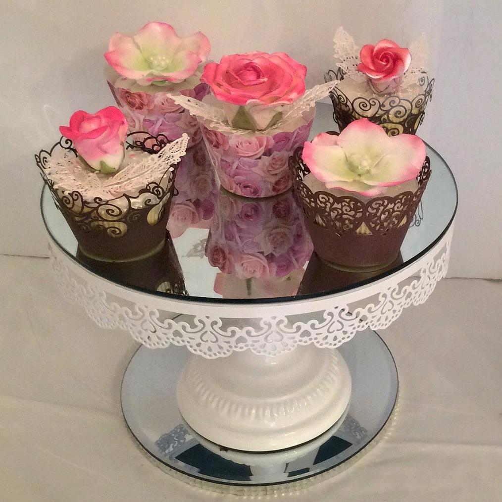 Cupcakes, decorated with handmade sugar flowers.