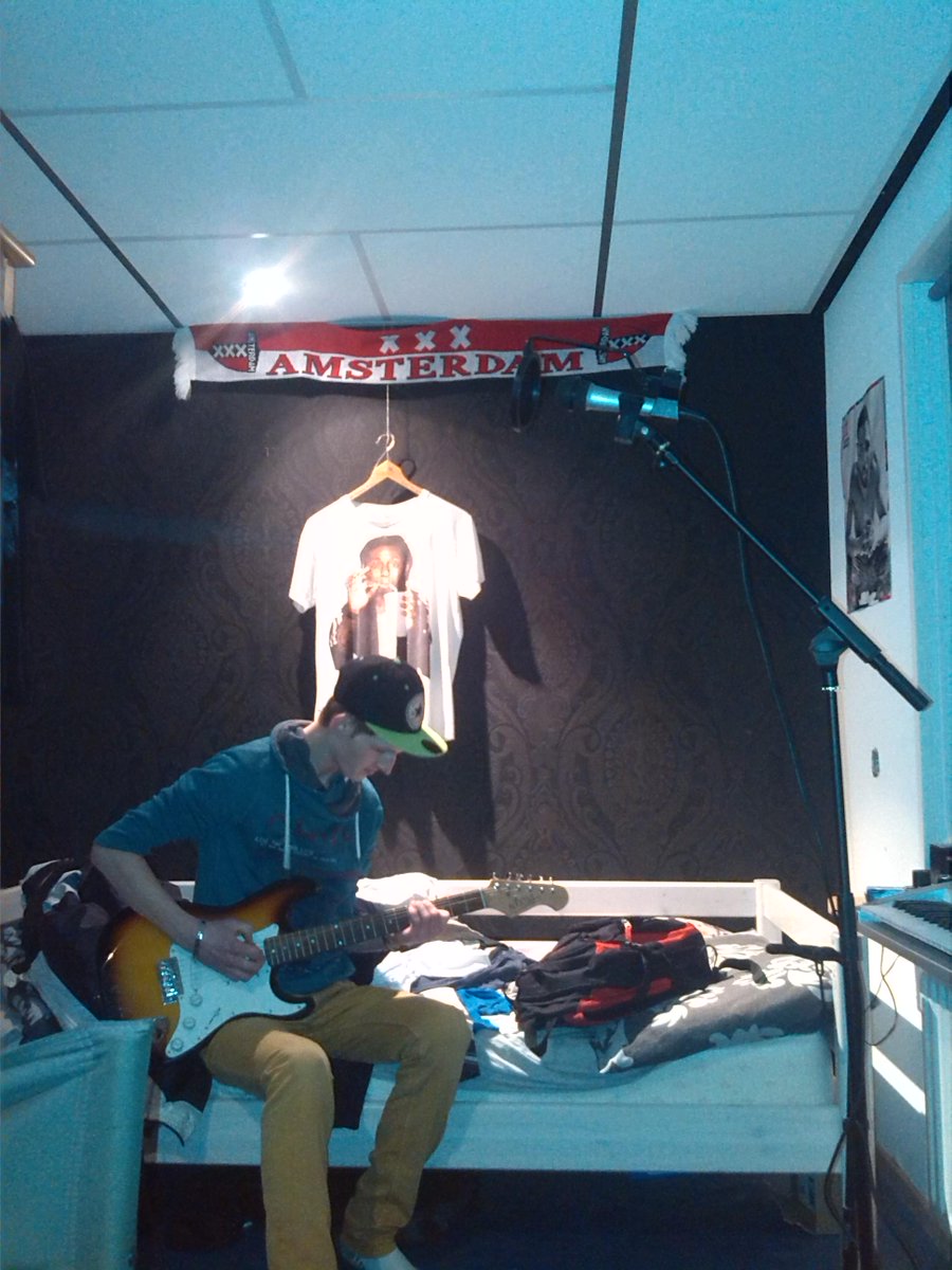 dennis66125's tweet photo. Playin electric guitar :) #love #music http://t.co/8q690VleF2
