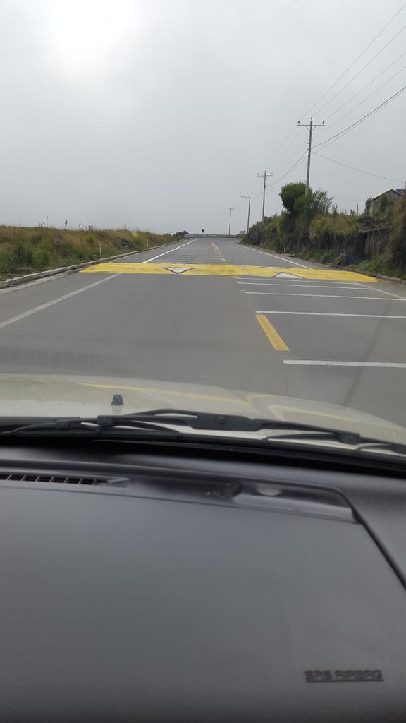 Manejar con cuidado. Vía Ambato-Pilaguín han colocado 22 rompevelocidades y algunos se encuentran al inicio  curvas.