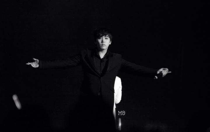 MineAlmostLover's tweet photo. 150207 Super Show 6 in Shanghai - #Sungmin (cre: on pic) (1) http://t.co/Z2UZ0OuKB2