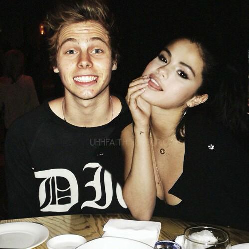 pubpdlukegdr's tweet photo. “@pubpdselenagdr: Blbl http://t.co/gT9Q7lthY6” blblblblbl