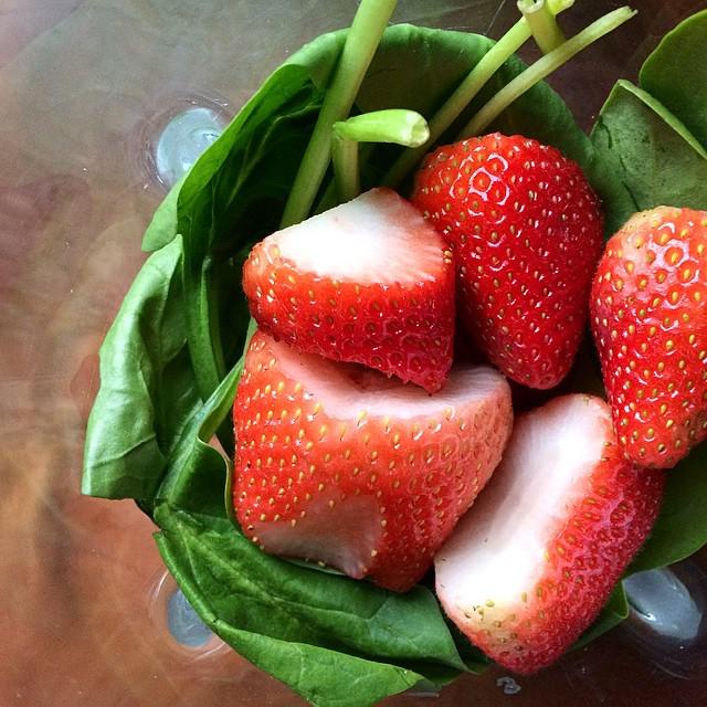 CleanEatsFast's tweet image. #firstbreakfast is a #spinach #strawberry #smoothie with a #Banana and other sundry items. #EatWithWest #ChubbyChas…