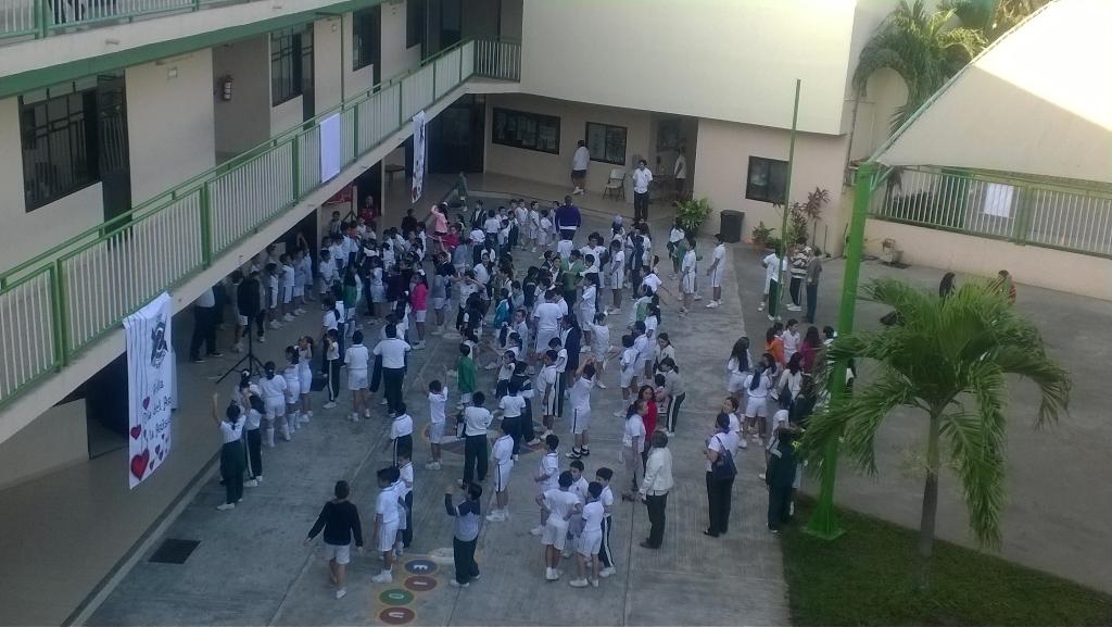 Rositavalos's tweet photo. @Anahuac_Cem #MovMx mediante rutinas de activación después de acto cívico en #Tabasco Totalmente Cem Anáhuac http://t.co/YNMvfn5231