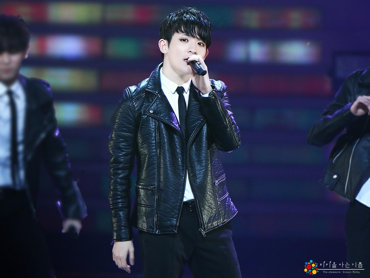 141226 가요대축제 #리키 <a href="/T_Ricky_T/">?</a> 창현아 재 뿌려도 돼? 나란 존재..^_~☆ 1.i.imgur.com/CXoYk1Q.jpg
2.i.imgur.com/XpKLBhK.jpg