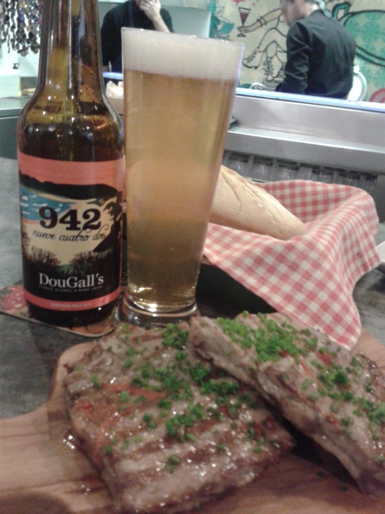 Disfrutando de unas Costillitas de Atun en salsa agridulce semipicante con una Dougall's 942 en <a href="/lacandelacadiz/">la candela tapas bar</a>