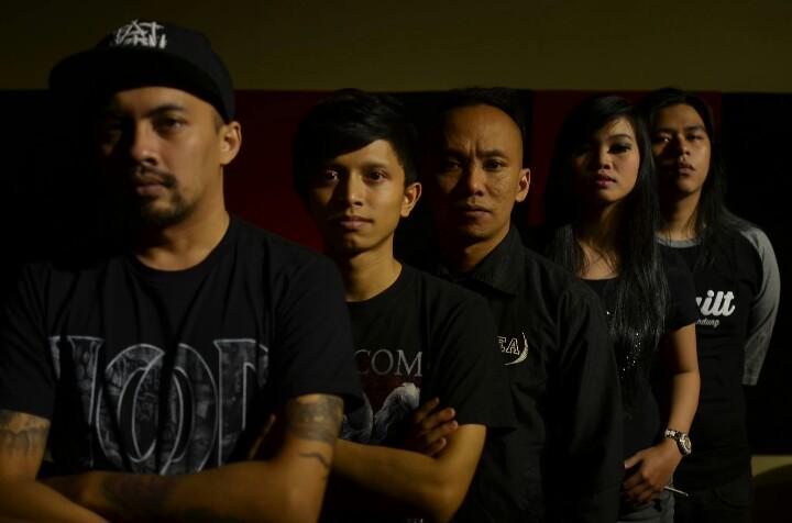 Formasi terbaru dari <a href="/AFTERCOMA/">AFTERCOMA</a> , Risa &amp; Avedis (Kick It Out) menjadi Guitaris terbaru #UG  "