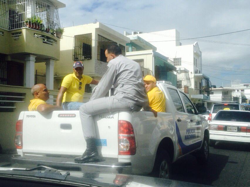 Roycontrol's tweet photo. La @PoliciaRD conduce detenidos a los #controladores y al sec. de @ITFglobalunion a las oficinas del DINTEL. http://t.co/EBVjfWPz9v