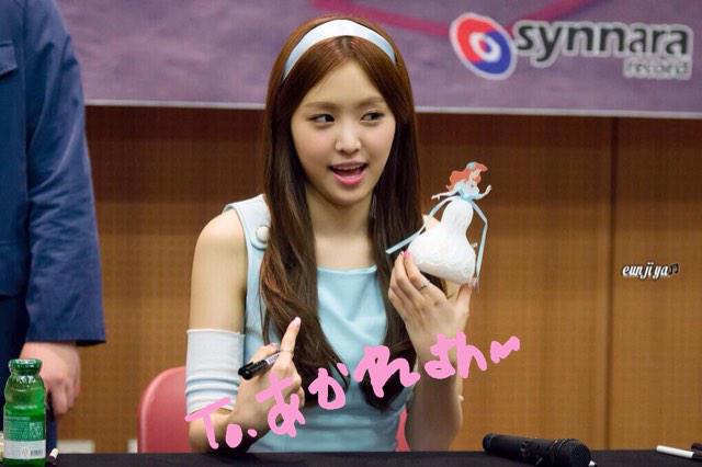 _021094's tweet photo. @Apink_2011 나은언니 생일축하해~~태어나줘서 고마워용ㅜㅜㅜ언니를 보고싶어서 빨리 15일이 왔으면 좋겠엉~~일본에서 기다릴께❤️따랑해~~❤️뿅 たいせつなおもいでたちㅋㅋㅋ 아카네 #22YrsOfNaeun http://t.co/YxziuHe2BZ