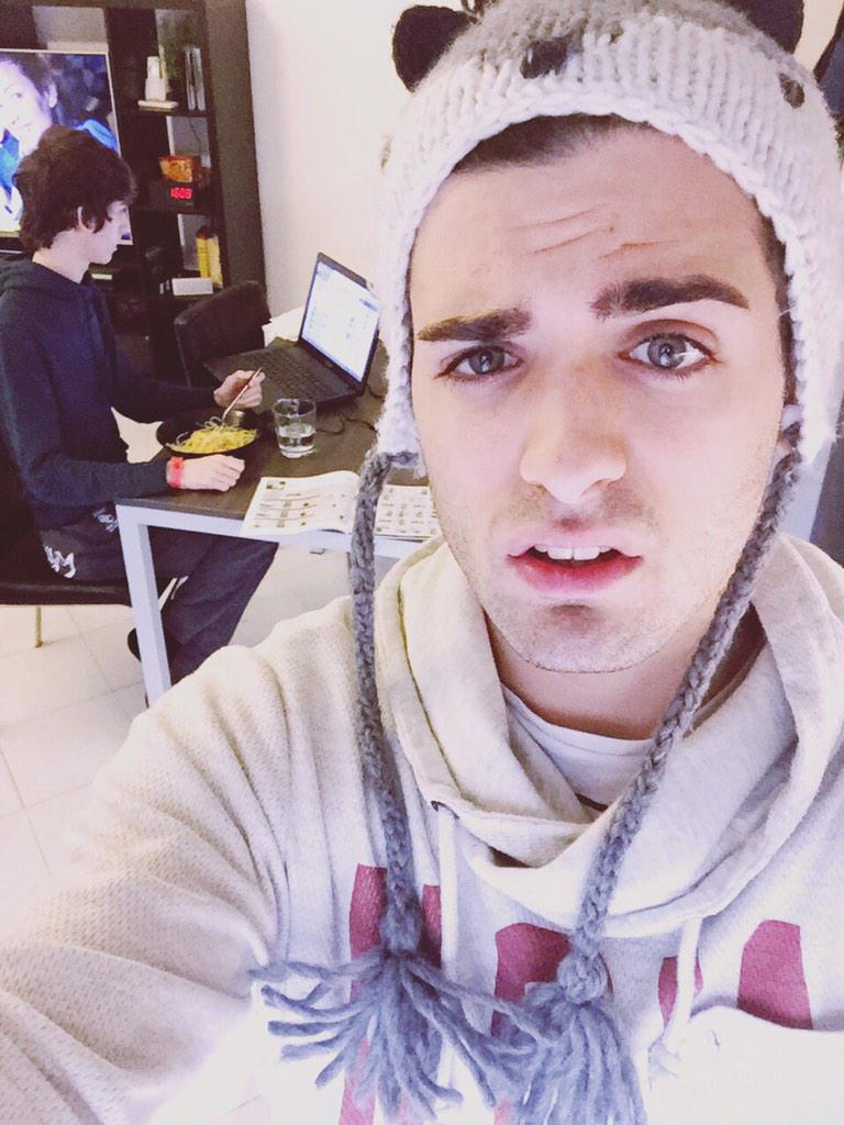 DecarliLeonardo's tweet photo. Da quando è diventato single lavora e basta.  Moneygrabber. http://t.co/qh19pnT4rq