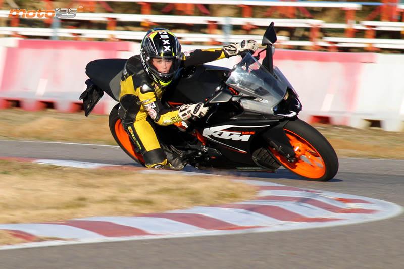Moto125Magazine's tweet photo. Ya hemos probado la nueva KTM RC 125. Conoce los detalles en http://t.co/6D0xmKYW6H http://t.co/9Ko8Ajiihc