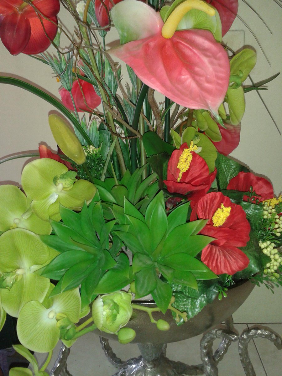 flowers24_7's tweet photo. In between taking Valentines orders,  we have been doing artificial arrangements for an order. # lookssoreal# http://t.co/enpvwxxovV