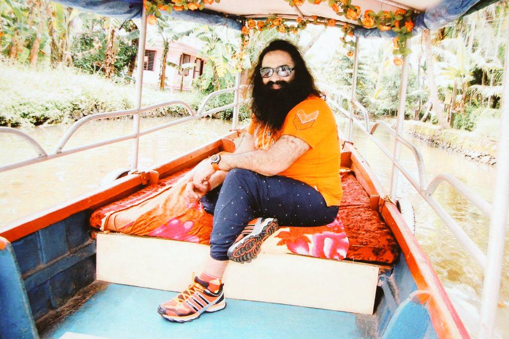 ruhaniinsan1's tweet photo. @Gurmeetramrahim 
#7DaysToMSG 
PEHLE LE GYA MERE SEENEY SE DIL KO CHURA K....FIR BAITH GYA DIL K SINGHASAN P AA K.... http://t.co/jCBF5GsVwq