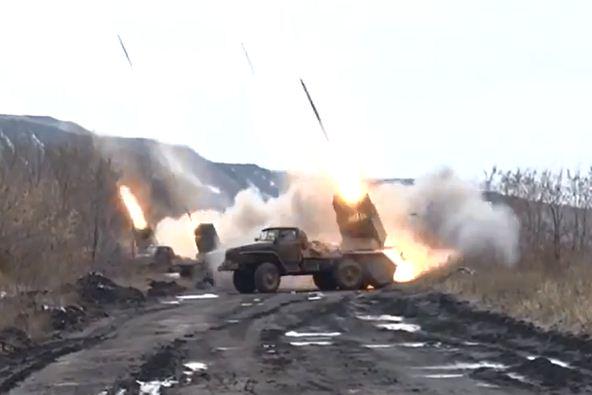 349870's tweet photo. Миротворцы РФ под Дебальцево помогают мирным беженцам, указывая сигнальными огнями направление безопасной эвакуации http://t.co/xuWN03evVA