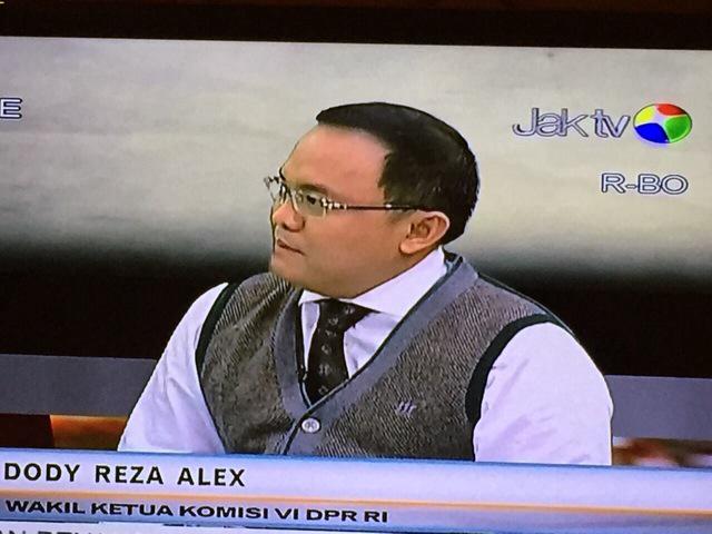 SatuDodi's tweet photo. Sahabat, pak @dodireza td live di @JakTv, diskusi ttng pro kontra Mobnas. http://t.co/4gUm9r9oDd