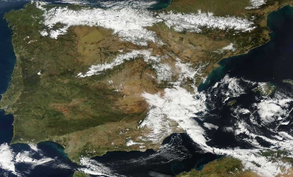 MarGomezH's tweet photo. Preciosa imagen de satélite dónde se ve la #nieve en zonas de montaña. Lo del norte es brutal http://t.co/MhEGEgeiZ2