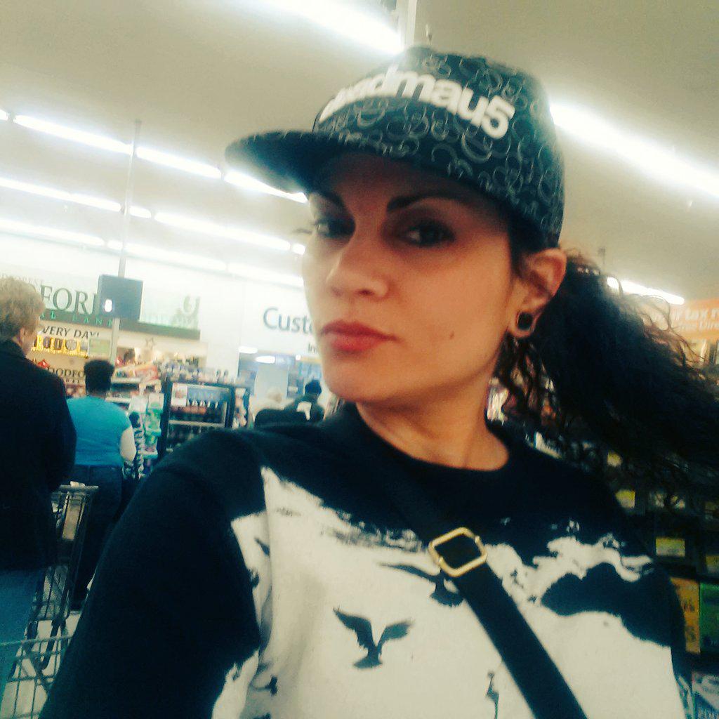 CreditChristine's tweet photo. At Wal-Mart...w/ Yonce! "All on his mouf like lickaa...๐๐ธ" #Iknowucare๐๐๐ http://t.co/mhE07iTKGj