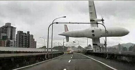 iKanyeMood's tweet photo. Many People Trapped in Plane After it Collided with a Bridge and Ended Up in a River

=> http://t.co/SBhgDRjM8L http://t.co/tgM26Vscan