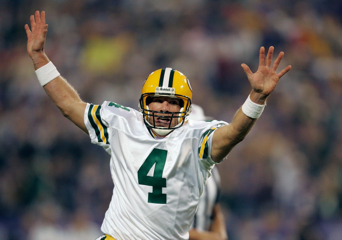 Brett Favre says he will return to Green Bay in 2015 for jersey retirement and induction into Packers Hall of Fame.