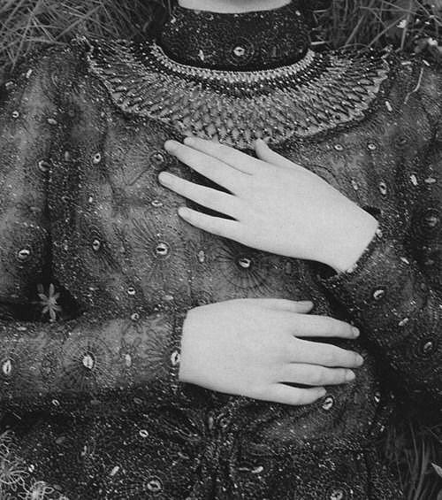 "Benim,
kimsem var mı sende? 

Benim, senden başka kimsem yok bende.."