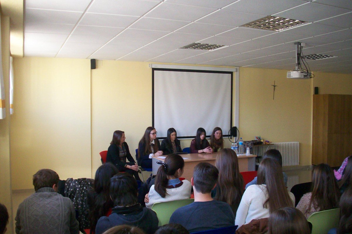monchisantolaya's tweet photo. Aclaratoria y entretenida mesa redonda de antiguos alumnos sobre distintas salidas al finalizar 4º #corazonarnedo http://t.co/mS12Psf5mb