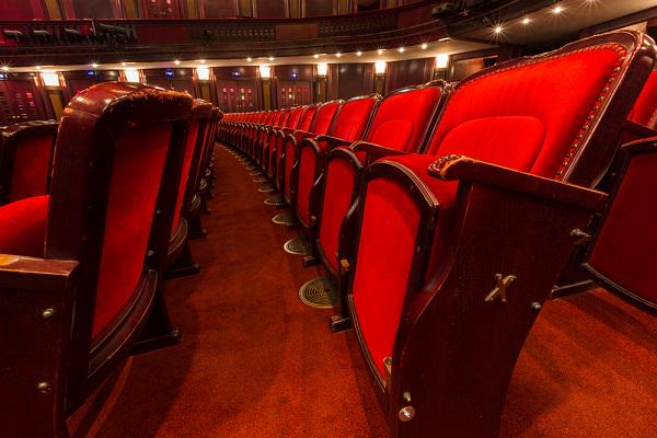 Catch one of these #Chicago shows with your sweetheart this #ValentinesDay: vrl.ht/1BD06