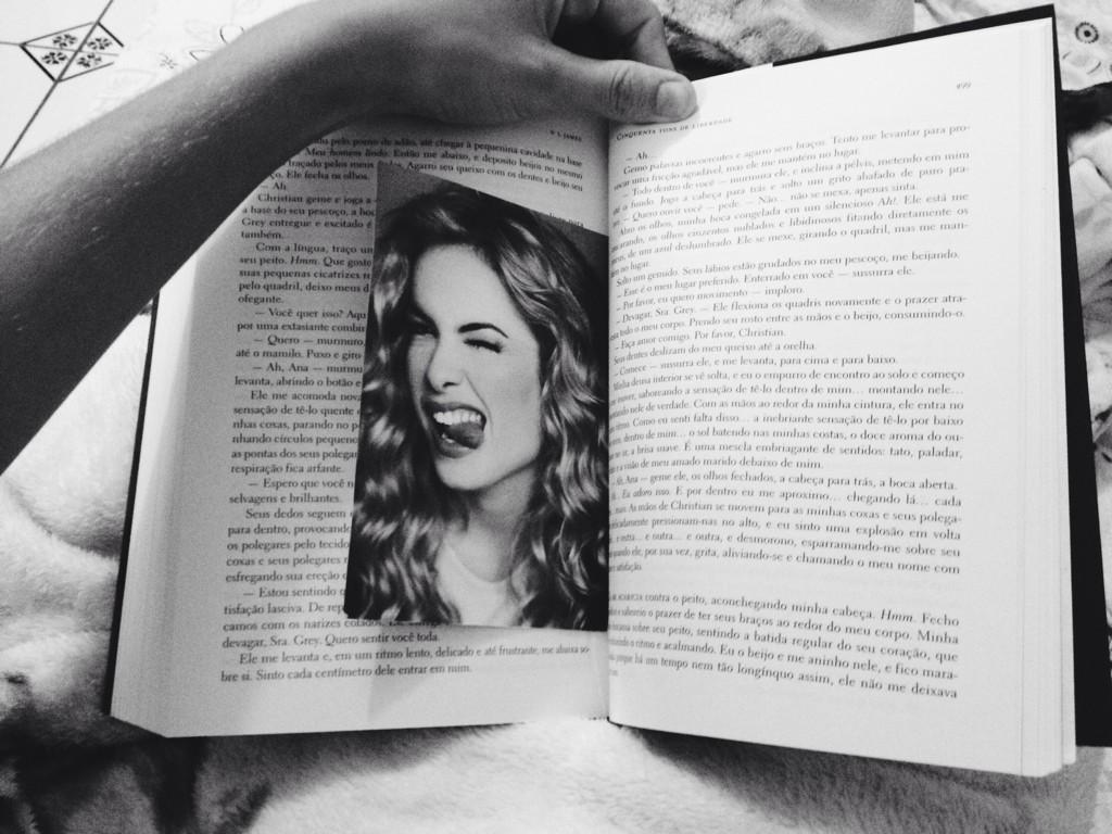 LuaLovesLua's tweet image. Eu to bem aqui relendo "50 tons de liberdade", podia ter mandado a foto do meu marcador pra Lua!