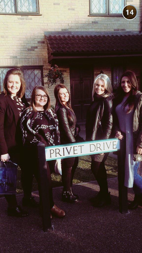 janinerundle's tweet photo. Amazing day at Hogwarts! Thank you so much girlies 🎓🔪😘❤️ #spoilt @siani_eds @amielouisejohn @Lauren_mered @CarynEdw1 http://t.co/kFnBOYN1AQ