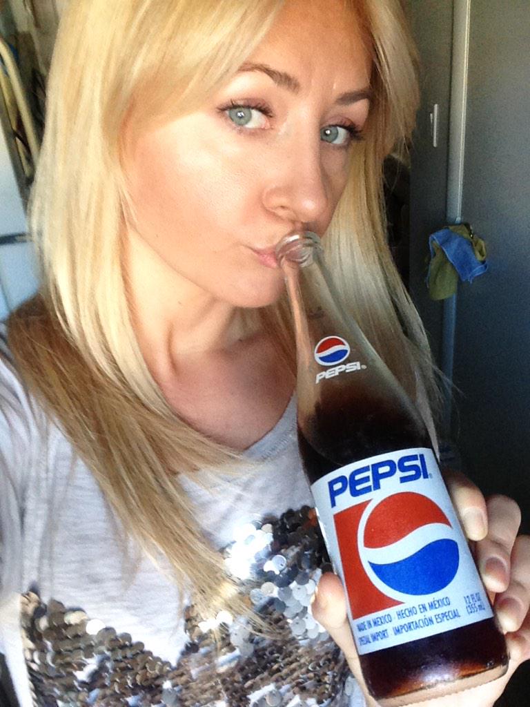 aggimojta's tweet photo. #OutoftheBlue #pepsicommercial #pepsi #NationalPizzaDay #DrunkInLove http://t.co/XNrauSVb5z
