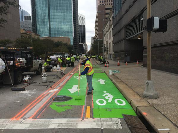 StreetsblogUSA's tweet photo. This is happening right now in downtown Houston! http://t.co/7C6BKHurYI http://t.co/VMhywPHkxI