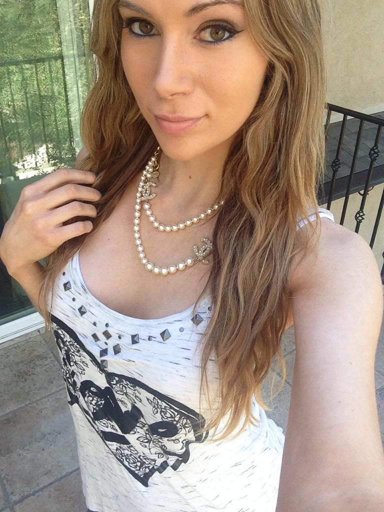 @NikkiDiamond69 is letting me wear this amazing Chanel pearl necklace that I'm obsessed with! One day I'll have one 😍 http://t.co/XXRgKhD1f9
