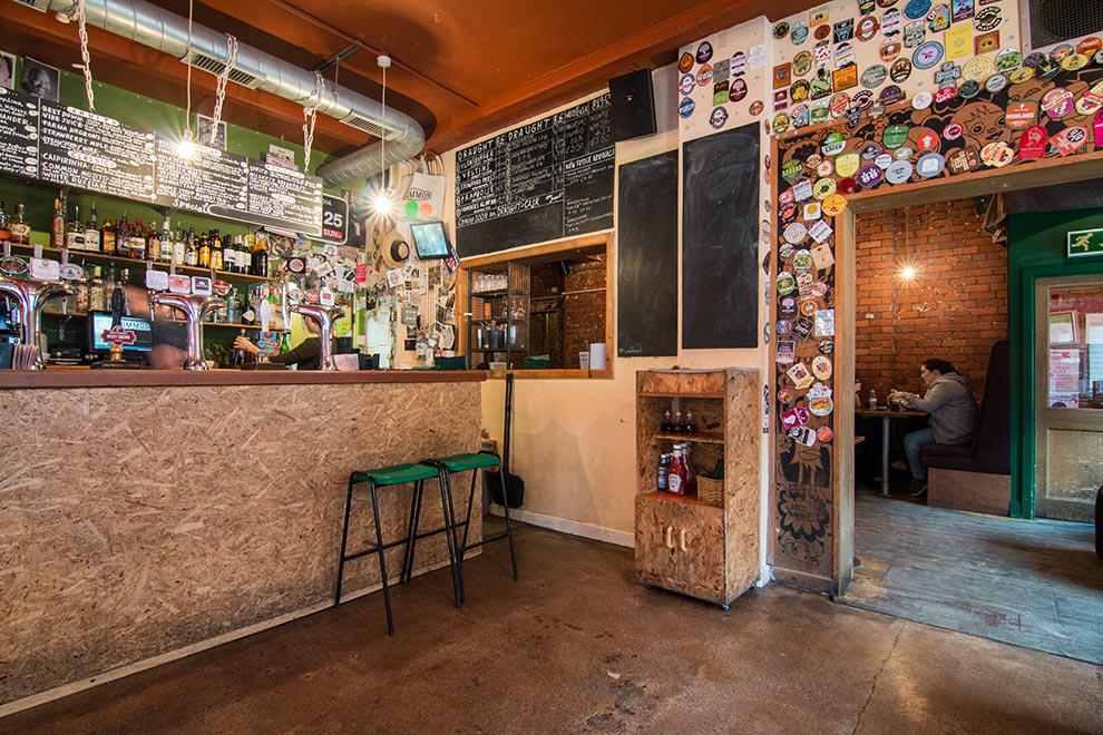 Two shots of the interior of the Manchester bar, <a href="/common_bar/">Common</a>, are featured on Beer Lens - awv.me/aVBddp