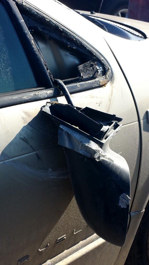 JacobEXTREME's tweet image. this person has given up (after one good try with a single strand of duct tape...) #mucheffort