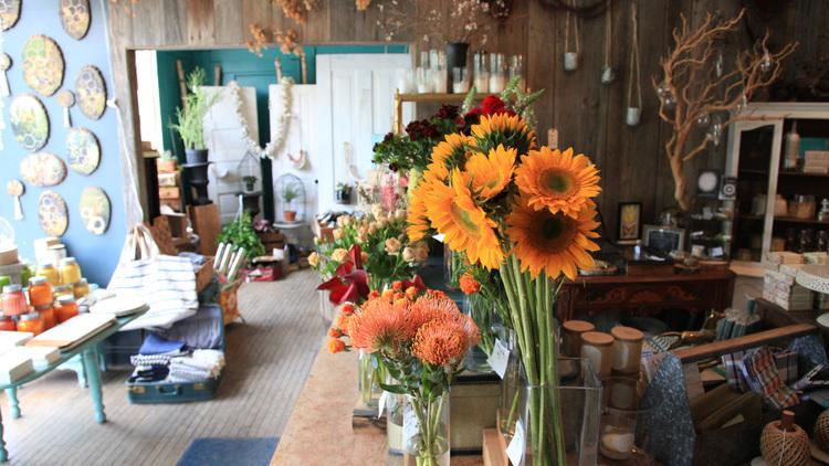 TimeOutChicago's tweet image. Don't forget to place your Valentine's Day flower order at one of our favorite local shops: ow.ly/IL5Ef