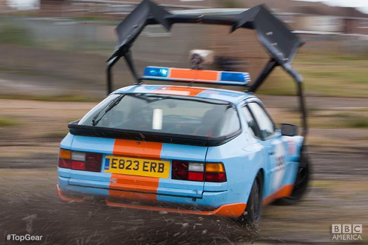TopGear_BBCA's tweet photo. Racing to save the survivors of a meteorite crash, one dummy at a time. #TopGear http://t.co/oocNiJXQnB