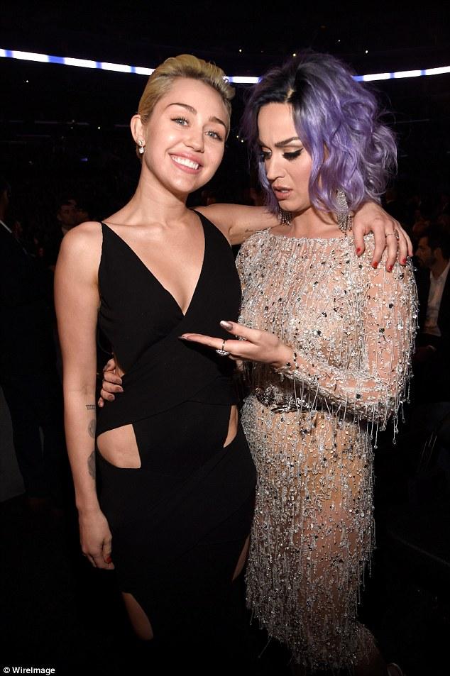 TrueSmilersMRC's tweet image. Katy Perry y Miley Cyrus en los #Grammys2015 con fotos muy llamativas!