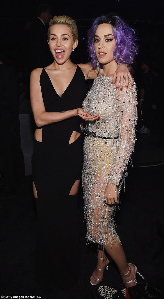 TrueSmilersMRC's tweet image. Katy Perry y Miley Cyrus en los #Grammys2015 con fotos muy llamativas!